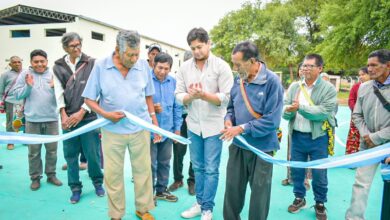 El intendente Franco Hernández Berni, junto a los vecinos de Pacará, inaugura el primer playón deportivo de la localidad.