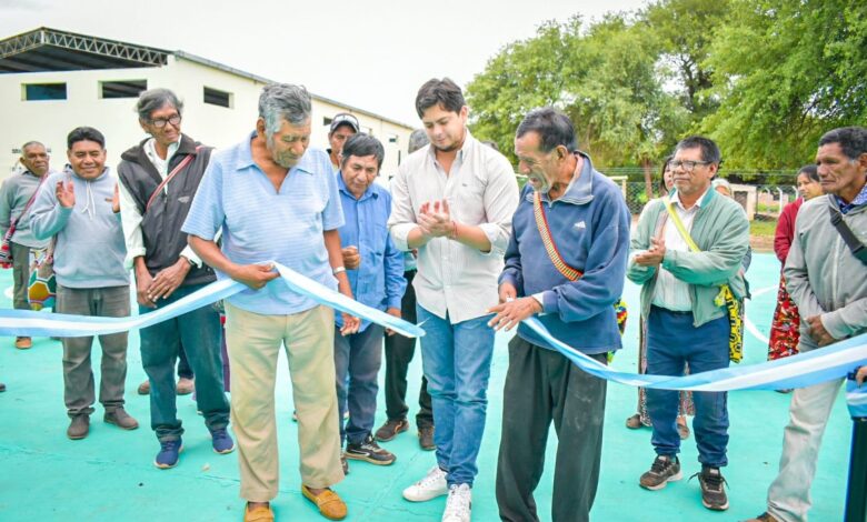 El intendente Franco Hernández Berni, junto a los vecinos de Pacará, inaugura el primer playón deportivo de la localidad.