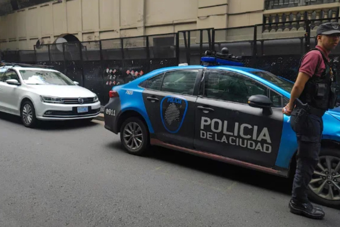 El auto de los diplomáticos fue escoltado hasta la embajada rusa en la calle Rodríguez Peña.