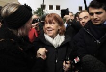 Gisèle Pelicot (c), acompañada por su abogado Stéphane Babonneau (d), abandona el Tribunal de Aviñón, el 16 de diciembre de 2024. (EFE/EPA/Guillaume Horcajuelo)
