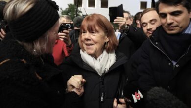 Gisèle Pelicot (c), acompañada por su abogado Stéphane Babonneau (d), abandona el Tribunal de Aviñón, el 16 de diciembre de 2024. (EFE/EPA/Guillaume Horcajuelo)