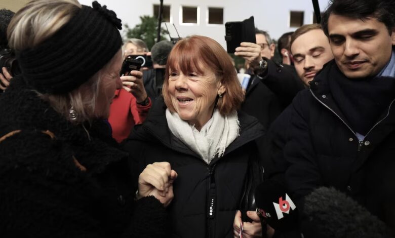 Gisèle Pelicot (c), acompañada por su abogado Stéphane Babonneau (d), abandona el Tribunal de Aviñón, el 16 de diciembre de 2024. (EFE/EPA/Guillaume Horcajuelo)