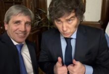 El presidente Javier Milei, junto al ministro de Economía, Luis "Toto" Caputo