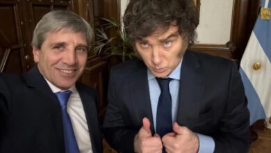 El presidente Javier Milei, junto al ministro de Economía, Luis "Toto" Caputo