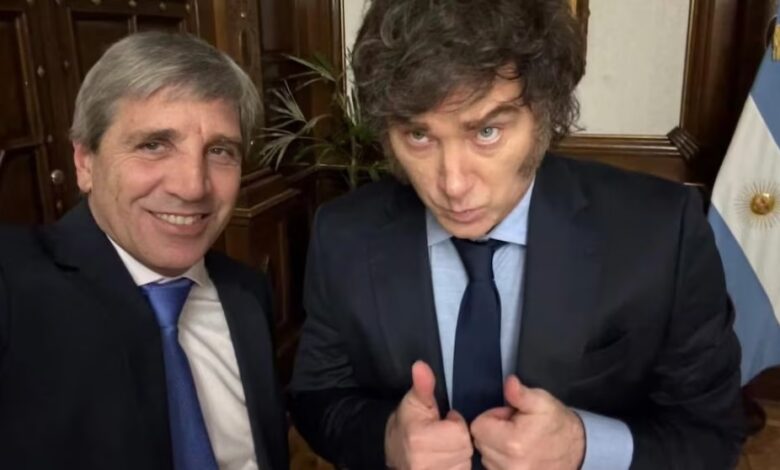 El presidente Javier Milei, junto al ministro de Economía, Luis "Toto" Caputo