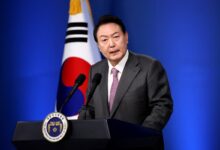 Yoon Suk Yeol reemplaza al ministro de Defensa en un esfuerzo por calmar las tensiones. La votación para destituirlo podría realizarse este sábado.