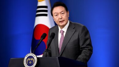 Yoon Suk Yeol reemplaza al ministro de Defensa en un esfuerzo por calmar las tensiones. La votación para destituirlo podría realizarse este sábado.