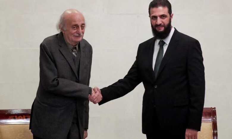 El líder druso libanés Walid Jumblatt estrecha la mano del líder de facto sirio Ahmed al-Sharaa, también conocido como Abu Mohammed al-Jolani. (REUTERS/Khalil Ashawi)