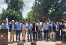 El gobernador junto al intendente y otros funcionarios en el acto de inauguración.