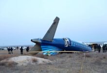 Una vista muestra los restos de un avión de pasajeros de Azerbaijan Airlines en el lugar del accidente cerca de la ciudad de Aktau, Kazajistán. Mangystau/Cedida vía REUTERS