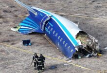 Especialistas en emergencias trabajando en el lugar donde se estrelló un avión de pasajeros de Azerbaijan Airlines, cerca de la ciudad de Aktau, Kazajistán. 25 de diciembre de 2024 (REUTERS/Azamat Sarsenbayev - RC25VBAVUAUX)