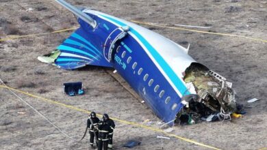 Especialistas en emergencias trabajando en el lugar donde se estrelló un avión de pasajeros de Azerbaijan Airlines, cerca de la ciudad de Aktau, Kazajistán. 25 de diciembre de 2024 (REUTERS/Azamat Sarsenbayev - RC25VBAVUAUX)