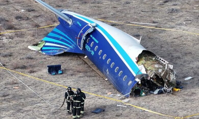 Especialistas en emergencias trabajando en el lugar donde se estrelló un avión de pasajeros de Azerbaijan Airlines, cerca de la ciudad de Aktau, Kazajistán. 25 de diciembre de 2024 (REUTERS/Azamat Sarsenbayev - RC25VBAVUAUX)