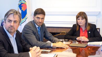 El ministro santafesino Cococcioni, el gobernador de esa provincia Maximiliano Pullaro y la ministra Patricia Bulrich, en una reunión que mantuvieron hace unos meses en Rosario. El ministro de Justicia y Seguridad de la provincia de Santa Fe, Pablo Cococcioni, anunció que se decidió “incrementar controles, requisas e identificaciones en la vía pública, especialmente cerca del Poder Judicial, y una elevación general del nivel de alerta” en la ciudad de Rosario y sus alrededores, luego de las amenazas que se conocieran ayer a través de un video de un grupo integrado por presuntos miembros de bandas narcoterroristas al gobernador de esa provincia, el radical Maximiliano Pullaro, y hacia la ministra de Seguridad de la Nación, Patricia Bullrich.