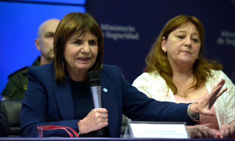 Patricia Bullrich, junto a Griselda, la madre del gendarme Nahuel Agustín Gallo