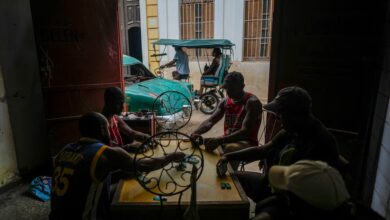 Los residentes juegan dominó durante un apagón masivo luego de que una importante planta eléctrica falló en La Habana, Cuba (Foto AP/Ramón Espinosa/Archivo)