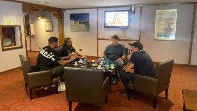 Quiroz junto a los dirigentes del Albo en Bs As. (E10)