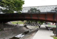 Colocaron tres pasarelas debajo del puente Vélez Sarsfield