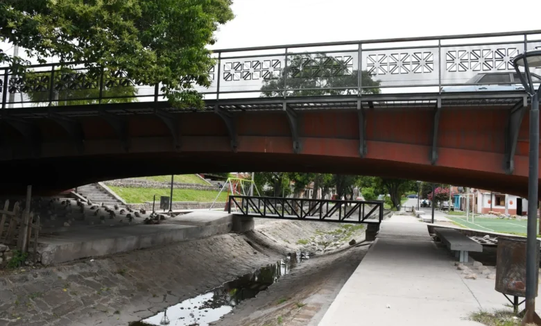 Colocaron tres pasarelas debajo del puente Vélez Sarsfield