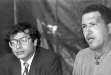 Reunión entre Gustavo Petro y Hugo Chávez en 1994.