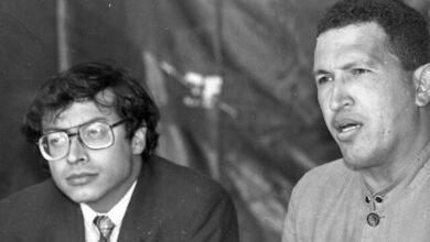 Reunión entre Gustavo Petro y Hugo Chávez en 1994.