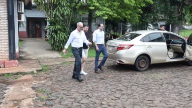 El senador Edgardo Kueider en Paraguay, con remera negra y bermudas