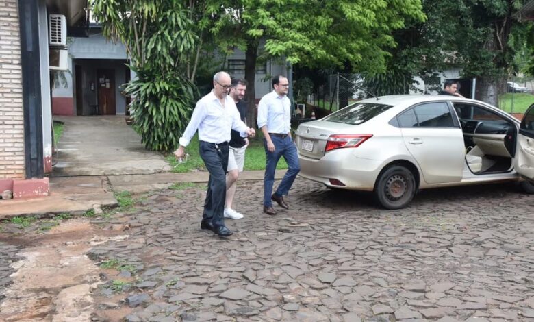 El senador Edgardo Kueider en Paraguay, con remera negra y bermudas