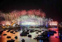 Fuegos artificiales explotan sobre la Ópera de Sídney y el Puente del Puerto durante las celebraciones de Nochevieja en Sídney, Australia, el 31 de diciembre de 2024. AAP Image/Bianca De Marchi/via REUTERS