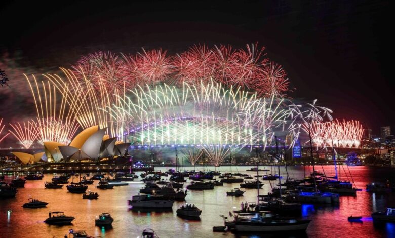 Fuegos artificiales explotan sobre la Ópera de Sídney y el Puente del Puerto durante las celebraciones de Nochevieja en Sídney, Australia, el 31 de diciembre de 2024. AAP Image/Bianca De Marchi/via REUTERS