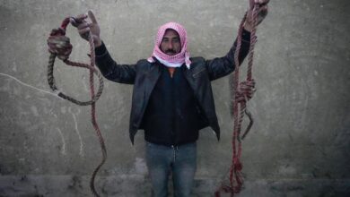Un hombre muestra dos cuerdas atadas en forma de sogas, encontradas en la prisión militar de Saydnaya. Foto: AP/Hussein Malla