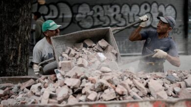 La tasa de informalidad en Argentina se mantuvo estable en un elevado 36,7% en 2024, con marcadas diferencias por género y edad (AP)