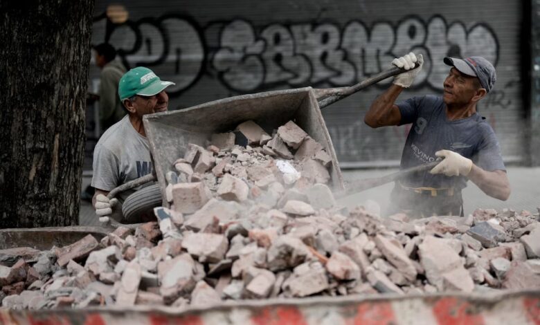 La tasa de informalidad en Argentina se mantuvo estable en un elevado 36,7% en 2024, con marcadas diferencias por género y edad (AP)