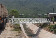 Se colocó una nueva pasarela peatonal sobre el canal Adeta, con estructura metálica cuenta con 14 metros a altura del barrio Fraternidad.