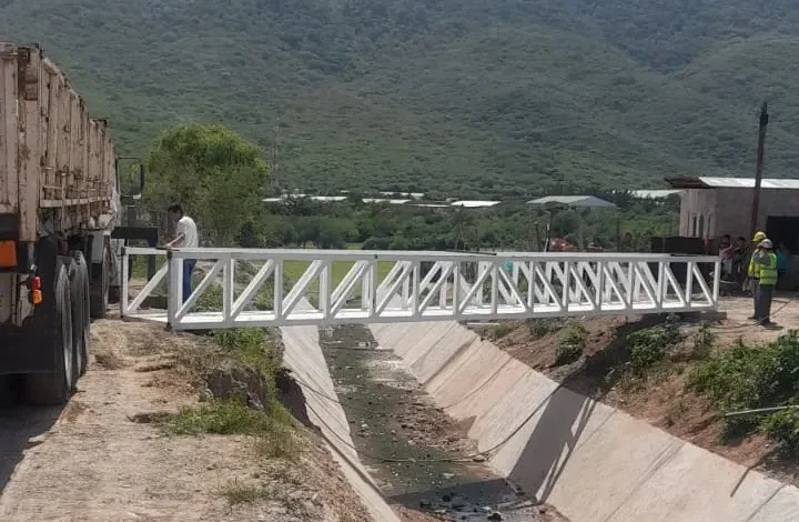 Se colocó una nueva pasarela peatonal sobre el canal Adeta, con estructura metálica cuenta con 14 metros a altura del barrio Fraternidad.