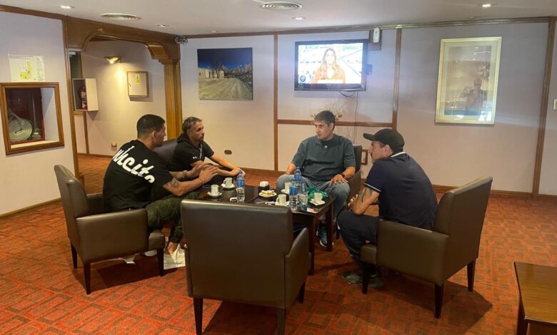 Quiroz junto a los dirigentes del Albo en Bs As. (E10)