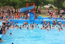 Con la presencia cientos de vecinos, el Intendente José María Issa inauguró el parque acuático "Ciudad de la Miel" en el Balneario Municipal.