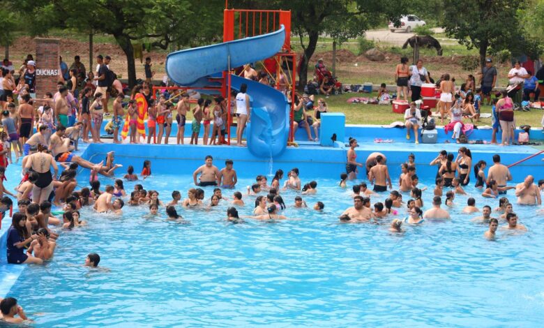 Con la presencia cientos de vecinos, el Intendente José María Issa inauguró el parque acuático "Ciudad de la Miel" en el Balneario Municipal.