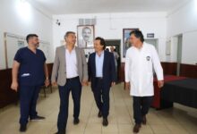 Acuña junto al gobernador y el ministro de salud.