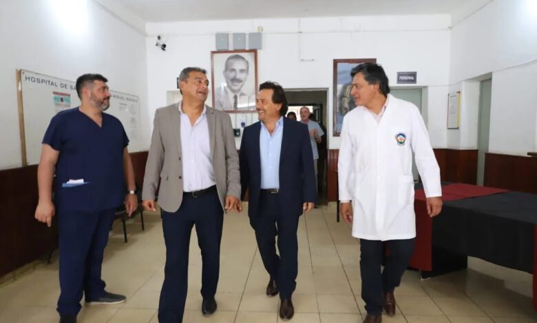 Acuña junto al gobernador y el ministro de salud.