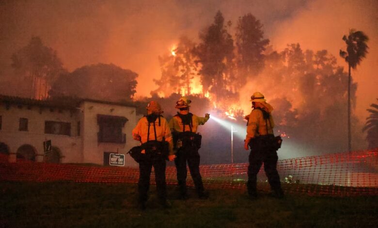 El voraz incendio en las colinas de Hollywood amenaza el emblemático Paseo de la Fama: hay alerta amarilla de evacuación. Foto: Reuters