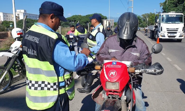 Controles a motociclistas.