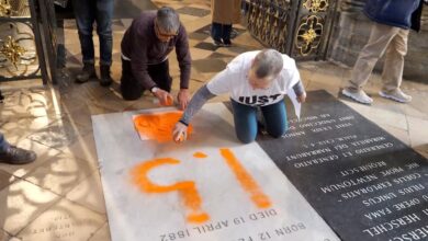 Activistas climáticos de 'Just Stop Oil' pintan sobre la tumba del naturalista británico Charles Darwin