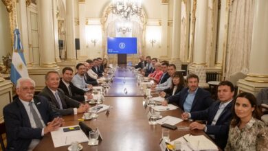 Guillermo Francos con los diputados de La Libertad Avanza y de la oposición dialoguista