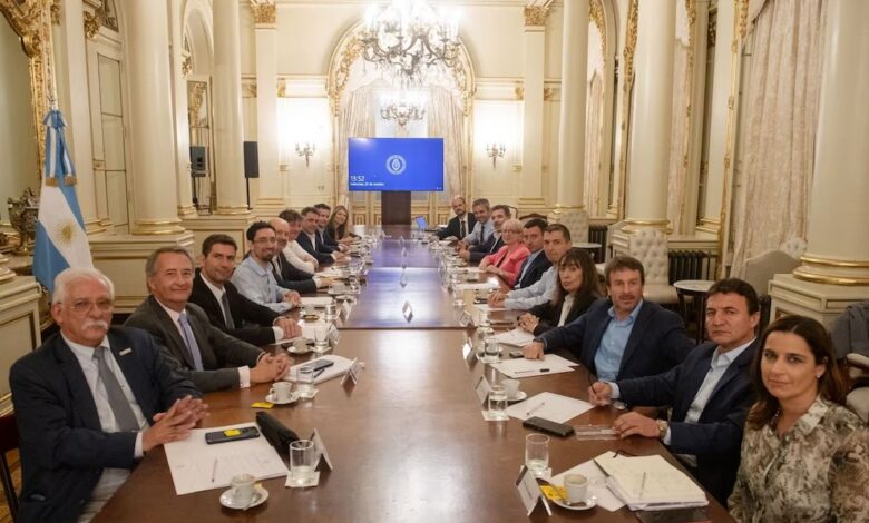 Guillermo Francos con los diputados de La Libertad Avanza y de la oposición dialoguista