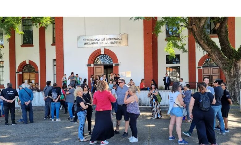 Los trabajadores de los espacios de memoria se presentaron a trabajar este jueves pero muchos no pudieron ingresar.