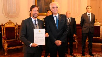 El presidente uruguayo Luis Lacalle Pou junto al embajador de Argentina en Uruguay, Martín García Moritán (@GarciaMoritan)