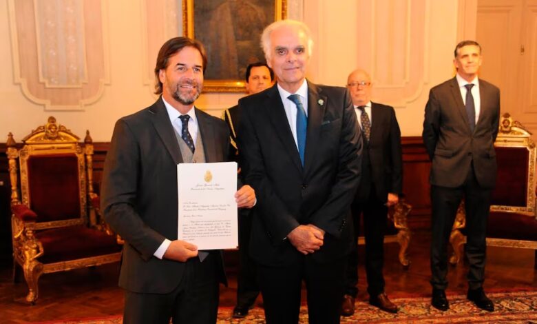 El presidente uruguayo Luis Lacalle Pou junto al embajador de Argentina en Uruguay, Martín García Moritán (@GarciaMoritan)