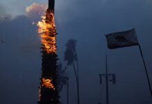 Bomberos luchan contra las llamas en las colinas de Pacific Palisades.