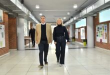 Jorge Macri camina junto a Mercedes Miguel, ministra de Educación de la Ciudad de Buenos Aires