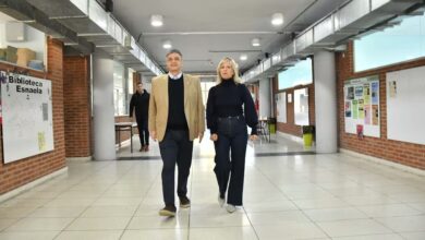Jorge Macri camina junto a Mercedes Miguel, ministra de Educación de la Ciudad de Buenos Aires
